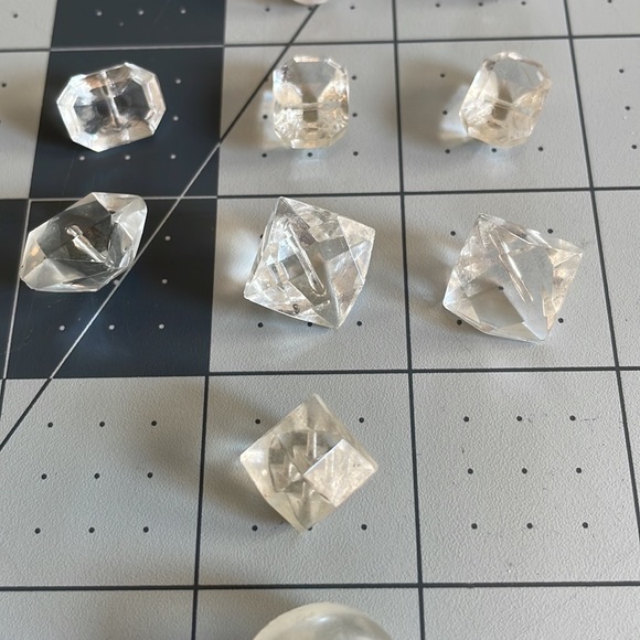 Assortment of vintage clear glass and plastic buttons - Picture 9 of 16